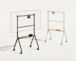 Easel Studio Mobilt TV-stativ med hjul – Hvit